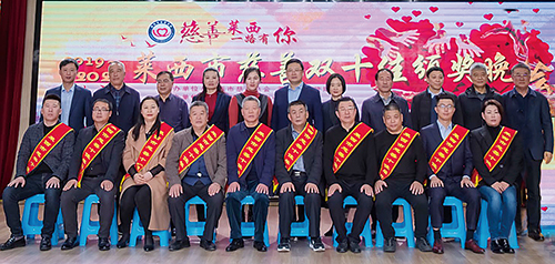 市领导与十佳单位合影新.jpg