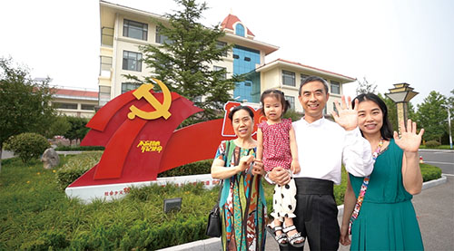 市委党校会议中心布置了鲜花绿植和主题雕塑，营造奋进新征程、创造新奇迹、展现新气象的浓厚氛围。 (2).jpg