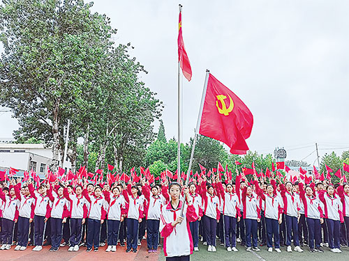 莱西四中举行庆建党100年主题教育升旗仪式。.jpg