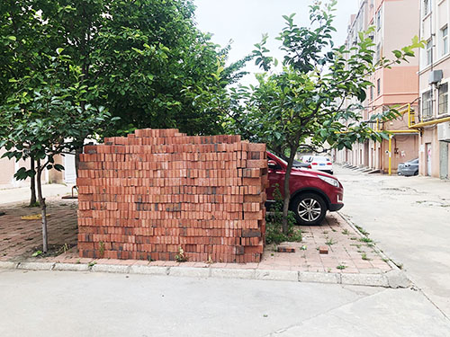 3百乐二园单元楼下放置了很多砖，存在安全隐患。.jpg