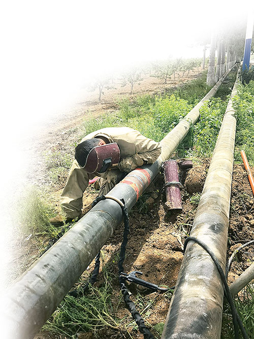 工作人员开展大管线建设保障供应。.jpg