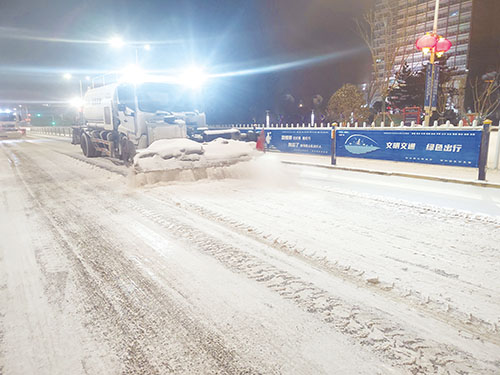 出动铲雪车连夜作业，清理路面积雪。.jpg