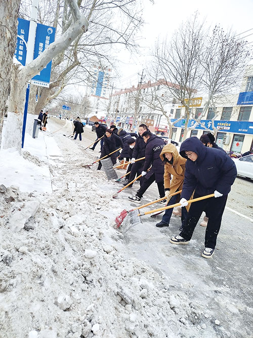 2.市自然资源局积极组织出动党员干部，工作人员等，清理单位道路积雪，确保出行安全.jpg