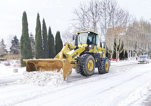 南墅镇各部门积极进行扫雪清雪，养护站动用铲车、养路工、环卫工上岗撒融雪剂、防滑沙，确保道路安全畅通；党员干部、村庄网格员、公益岗积极进行积雪清扫。.jpg