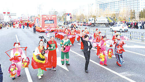 301李保寿带领秧歌队参加莱西市元宵节秧歌彩车巡游活动。    赵洪 摄.jpg